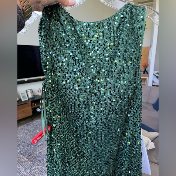 Mac Duggal Cowl Back Boat Neck Sequined Evening Gown in Emerald Green. Size 6. - Picture 5 of 11